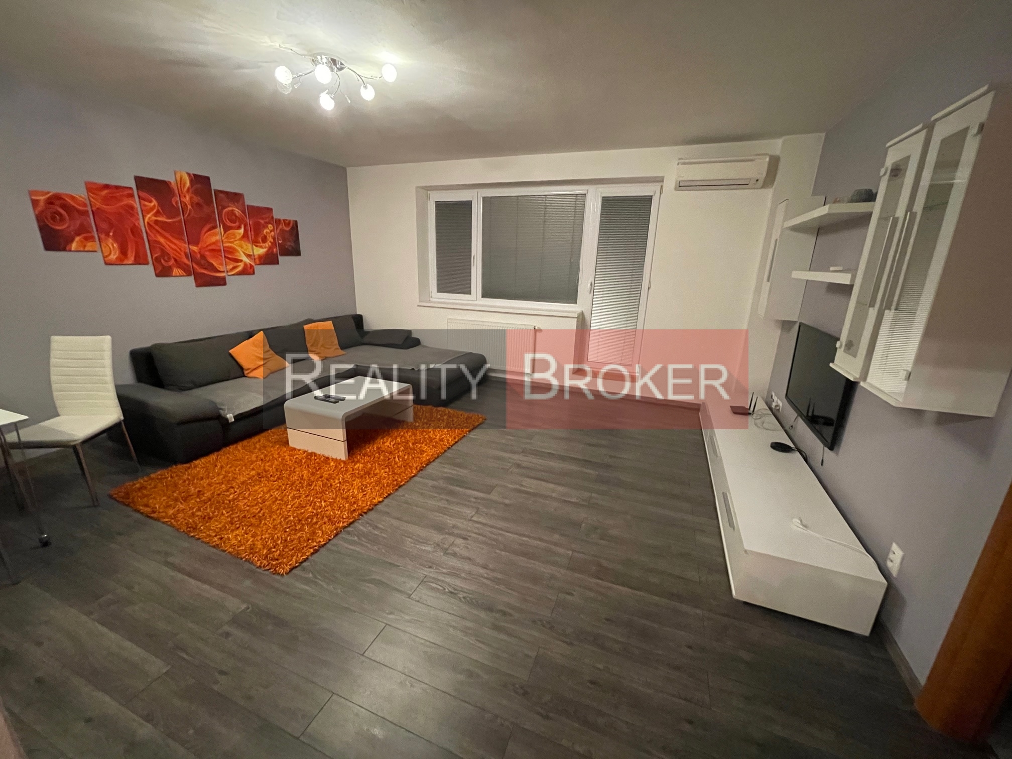 REALITY BROKER ponúka na prenájom zariadený 2-izbový byt s terasou v centre Senca na pešej zóne