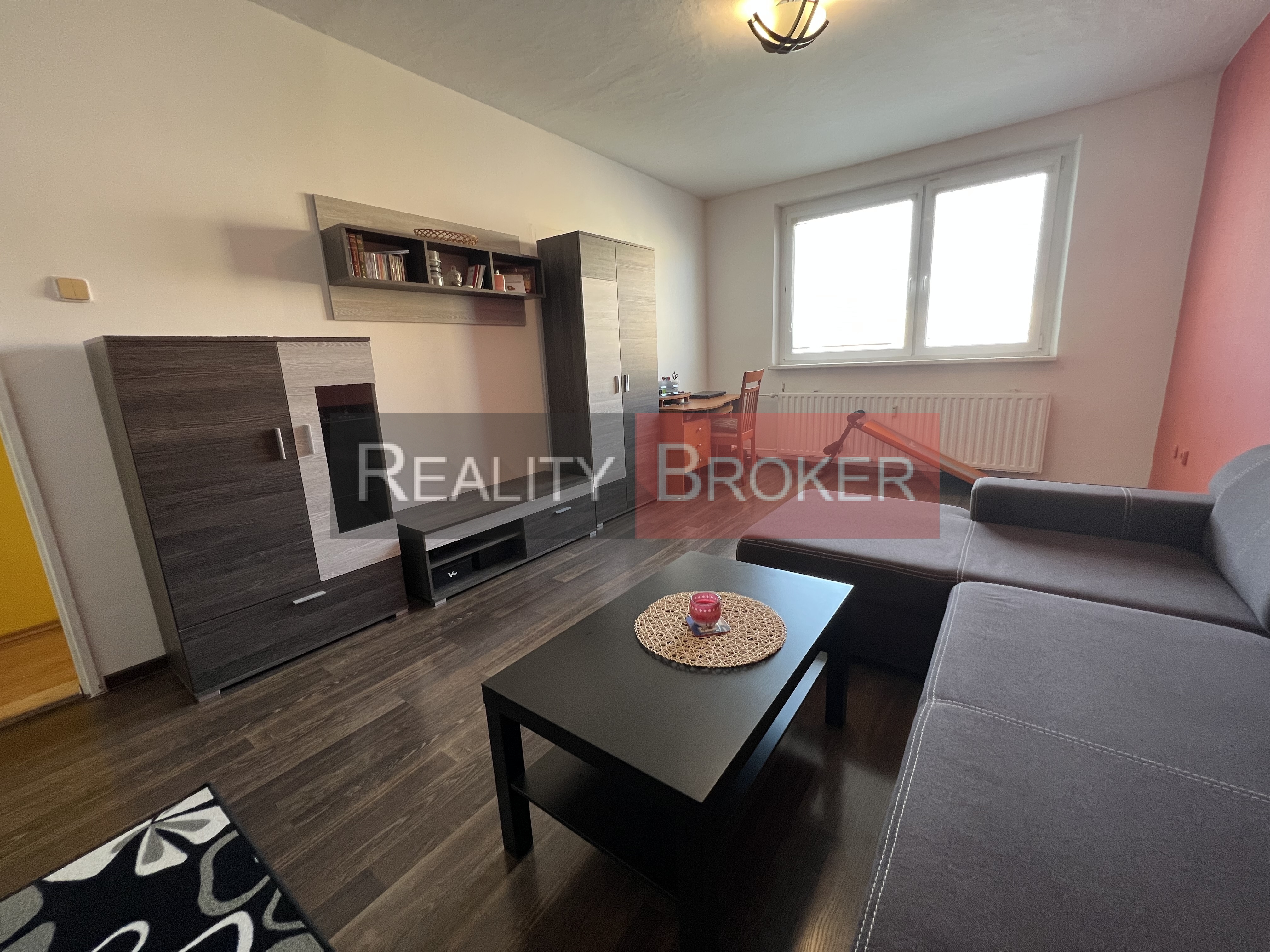 REALITY BROKER ponúka na predaj pekný priestranný 2 izb. byt v okrajovej časti mesta Senec
