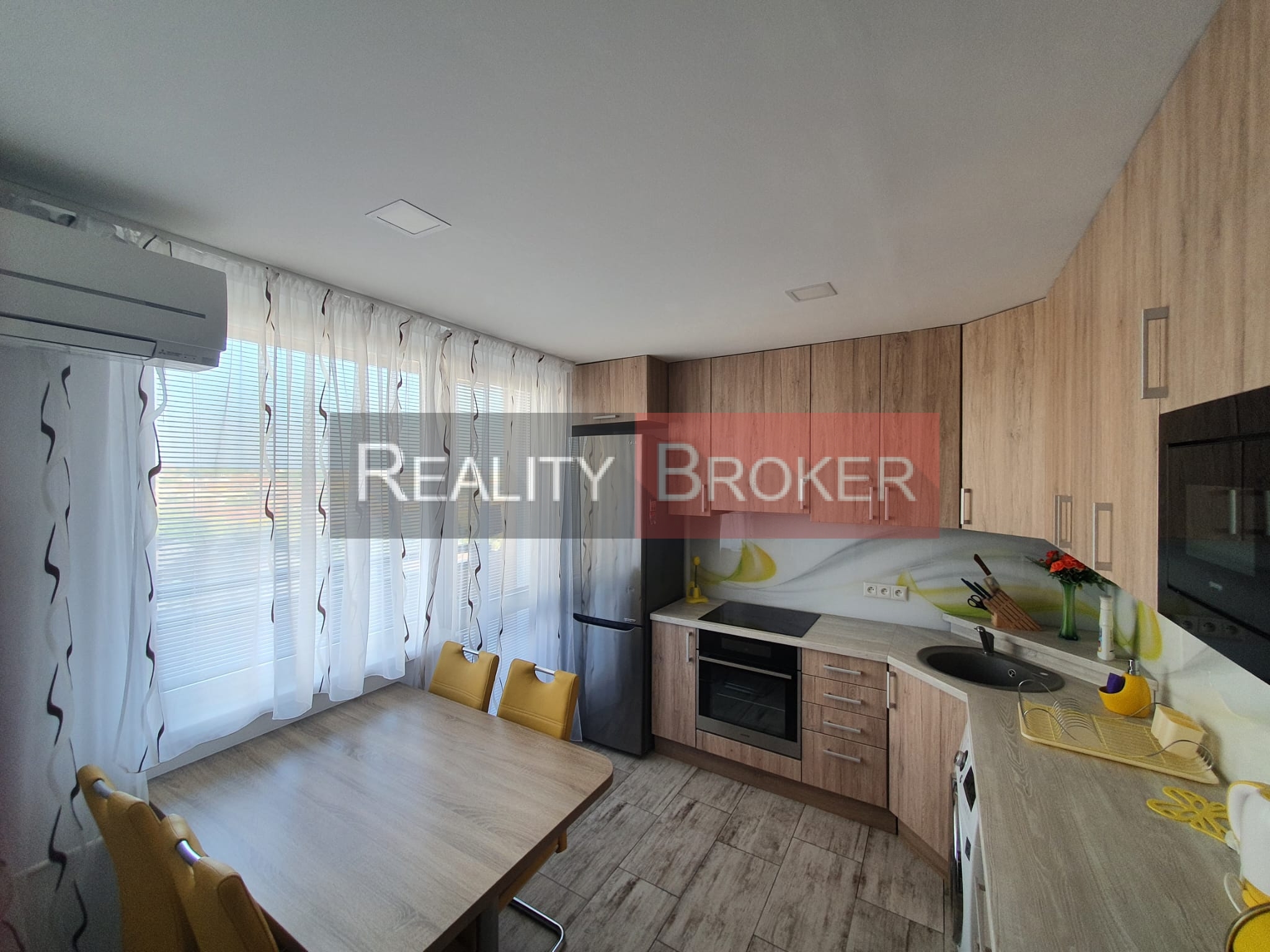 REZERVOVANE – REALITY BROKER ponúka na predaj pekný 3 izb. byt po kompletnej rekonštrukcii v centre mesta